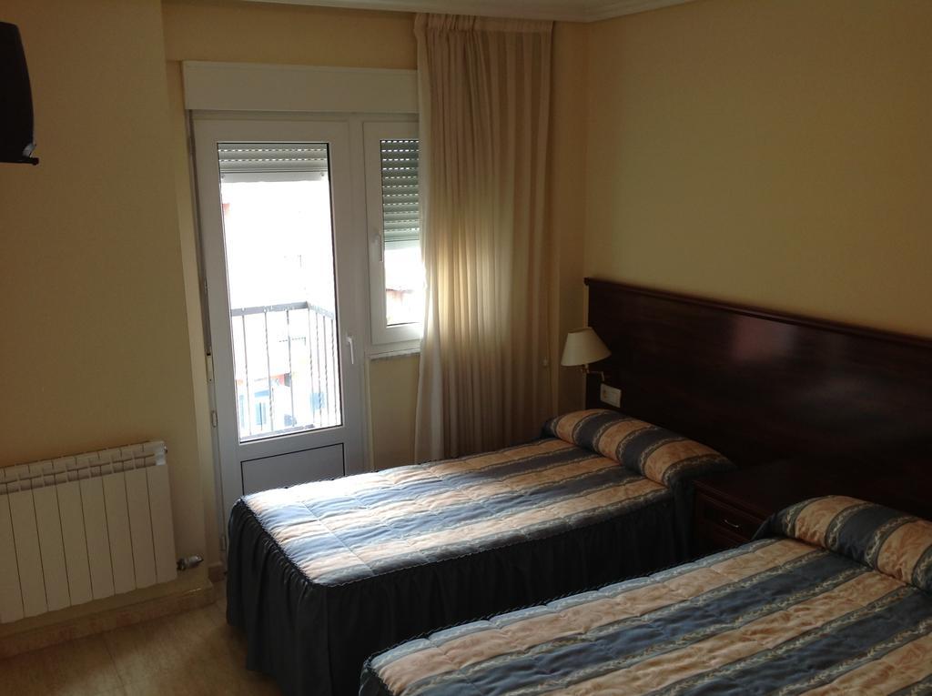 Hostal San Froilan Ла Вирхен дел Камино Екстериор снимка