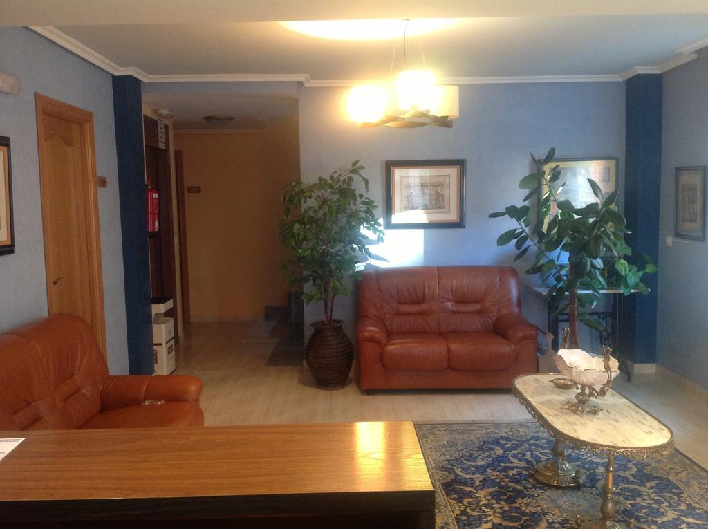 Hostal San Froilan Ла Вирхен дел Камино Екстериор снимка